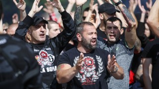 Животното поведе "червените" ултраси към стадиона