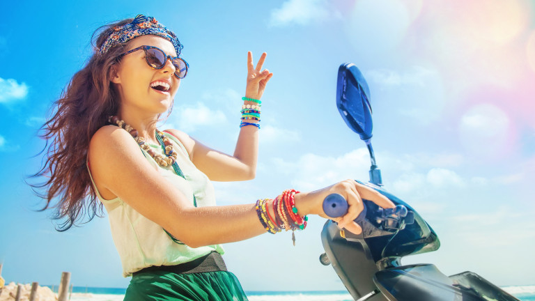 Скутерите са главно транспортно средство на острова.