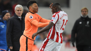 Бившият футболист на Арсенал Алекс Окслейд Чембърлейн тренира отново с клуба