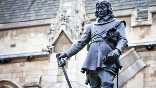 Спорните паметници във Великобритания трябва да останат на мястото си