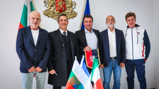 Заместник министърът на младежта и спорта Димитър Георгиев приветства представителите на