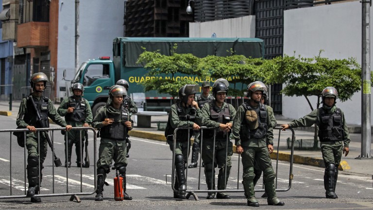 Празни стомаси карат войниците на Венецуела масово да дезертират