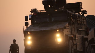 Товарен автомобил от Въоръжените сили с висока проходимост е претърпял