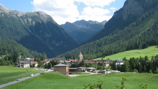 Забраниха на туристи да снимат швейцарско селце