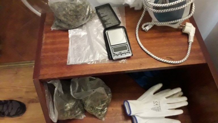 Полицаите от Поморие открили два чувала с канабис при претърсване