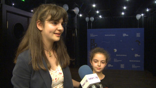 Рада е на 17 години и се занимава се доброволчество