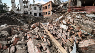 В неделя вечерта най малко четирима души загинаха в резултат на удари