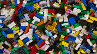 Кошмарът на хиляди LEGO тухлички разбъркани след часове на игра