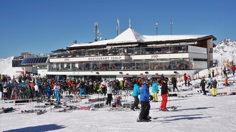 И Австрия склони да спре зимния ски сезон, за да ограничи вируса