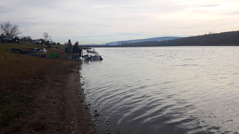Издирват се двама рибари, изчезнали в езеро край Бургас
