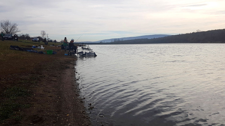 Проверяват дали водата в язовир "Долна Диканя" е годна за Перник