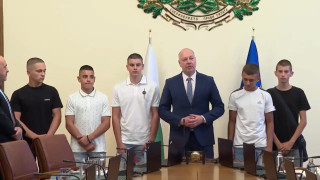 Днешното заседание на Министерският съвет започна с аплодисменти към младите