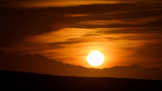 Слънчево с разкъсана висока облачност