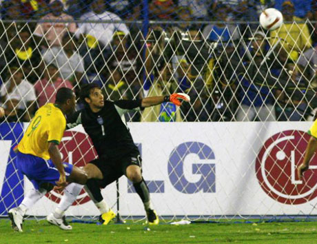 Бразилия през иглени уши и дузпи стигна до финала за Копа Америка