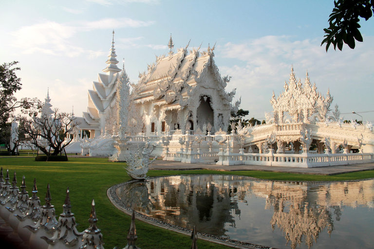 Белият храмов комплекс е най-популярната гледка от Чианг Рай