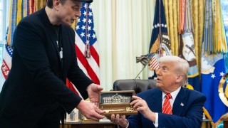 Президентът на САЩ Доналд Тръмп връчи на бизнесмена Илон Мъск