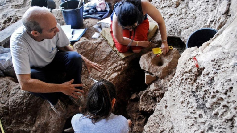 Археолози откриха римска статуя на жена край Петрич