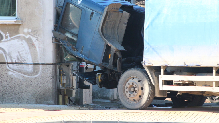 Техническа неизправност на камиона може да е причина за инцидента в Казанлък 