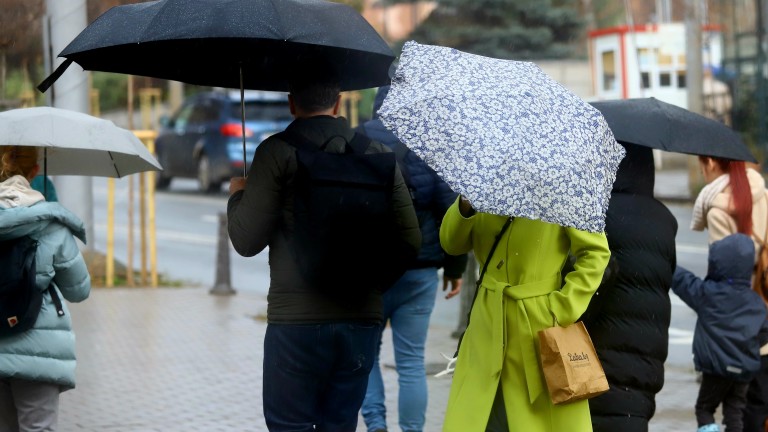 Облачен и дъждовен четвъртък