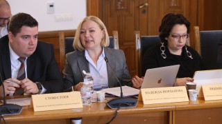Депутати от Комисията по конституционни и правни въпроси в Народното