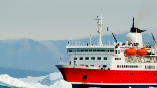 Руски кораб превозващ 127 пътници е блокиран от лед с