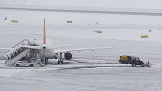 Летището във Фанкфурт отново блокирано заради снега