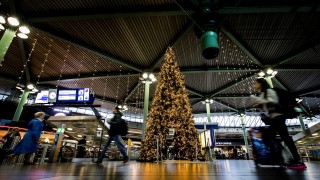 Холандската полиция съобщи че са простреляли мъж размахвал нож на