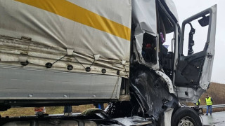 Пиян български шофьор отнесе с тира си 50 м от тунел в Гърция