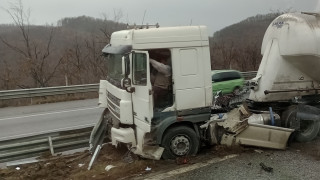 Камион цистерна катастрофира на 35 ят километър на автомагистрала Хемус преди