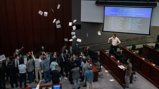 Законопроект за химна предизвика бой в парламента на Хонконг