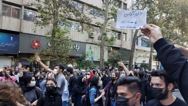 Над 60 загинали при нови протести в Иран 