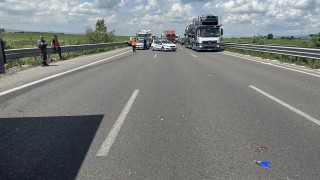 Жена загина при удар на лека кола с тир край Враца