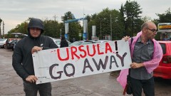 Привърженици на "Възраждане" протестират пред входа на ВМЗ Сопот