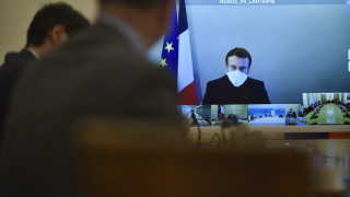 Президентът на Франция Еманюел Макрон все още проявява симптоми на