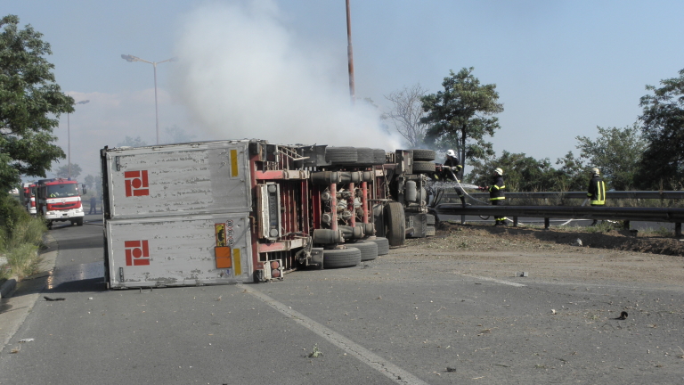 Катастрофа между кола и ТИР блокира АМ "Тракия"