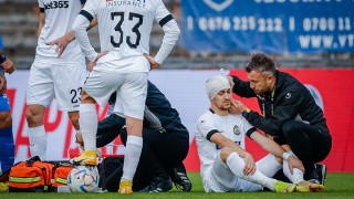 Фенове на Левски замеряха с камъни играча на Славия Тони