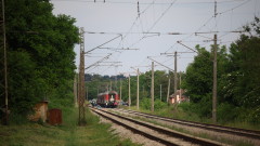 Кола на релсите в Добричко предизвика час закъснение на влака от Кардам за София