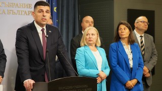 Народните представители от Демократична България застанаха на брифинг пред медиите