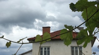 Противоградна ракета проби покрива на къща в старозагорско село 