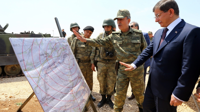 Турция разположила 15 хил. войници и танкове по границата със Сирия