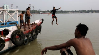 Гореща вълна обхвана Индия На места температурата достигна 50 градуса