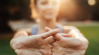 Защо пукането на кокалчетата на пръстите е толкова звучно