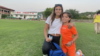 Евдокия Попадинова изненада малки таланти по време на детски футболен