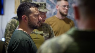 Украинският президент Володимир Зеленски посети войски близо до югоизточния фронт