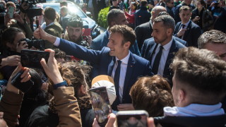 Еманюел Макрон печели изборите във Франция за втори път срещу Льо Пен