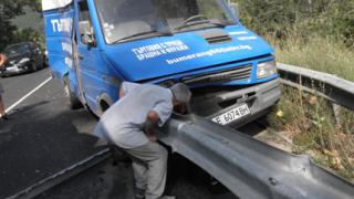 Бус, врязал се в мантинела, парира движението по Е-79