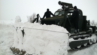 И Военноморските ни сили помагат за пробиване на снега