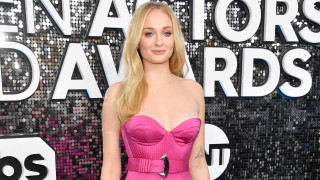 Софи Търнър - по бикини и с коремче