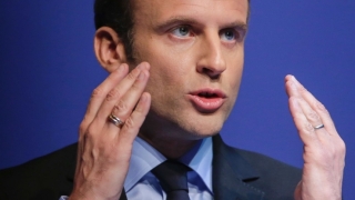 Защо новият френски президент ходи с две брачни халки