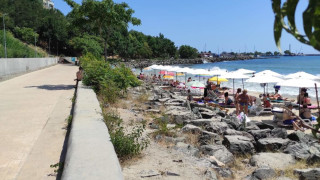 Свлачище е паднало на плажа в Балчик съобщи БиТиВи Затрупани са